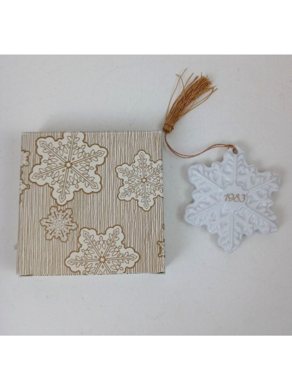 Vintage Avon 1983 Christmas Remembrance Ceramic Snowflake 14K Gold Made In Japan